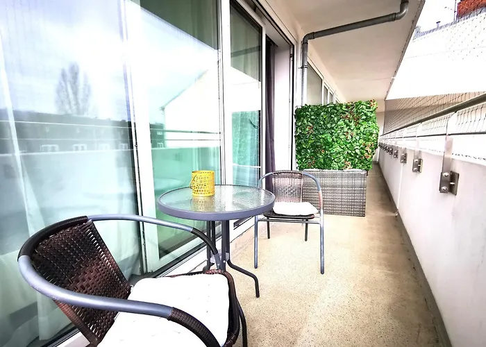 HH 01 by ROCKCHAIR - SUPERHOST Status - Modernes Apartment mit sonnigem Balkon&premium Boxspringbetten in Winterhude - Hamburg Top Geheimtipp